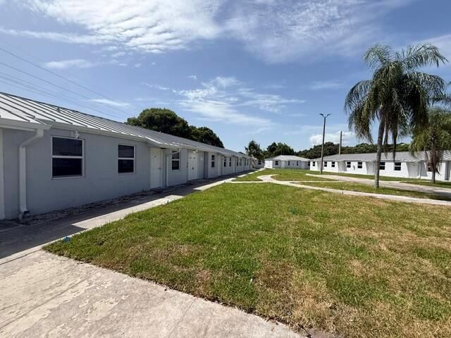 4393 Windsor Avenue 21, West Palm Beach, FL 33407