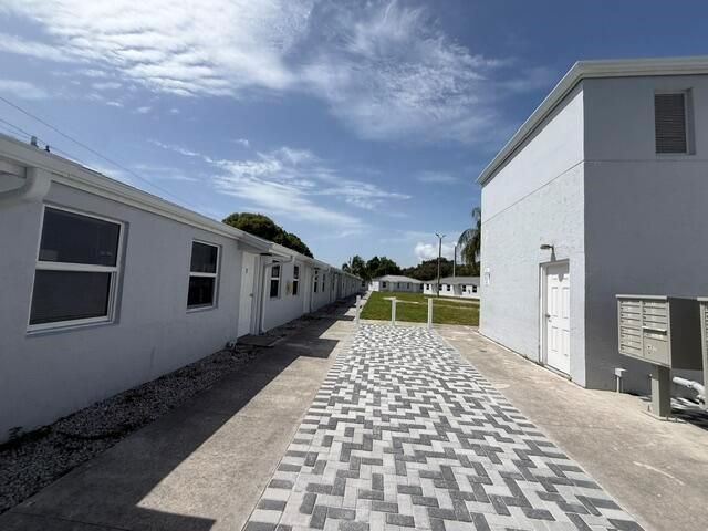 4393 Windsor Avenue 21, West Palm Beach, FL 33407