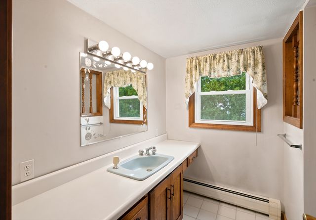 18 Gifford Rd, Westport, MA 02790