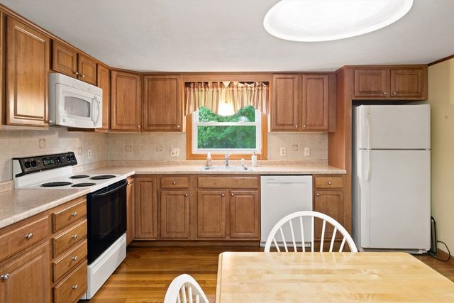 18 Gifford Rd, Westport, MA 02790