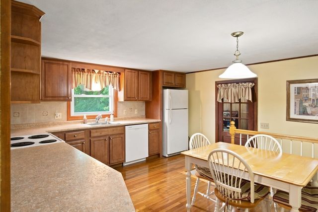 18 Gifford Rd, Westport, MA 02790