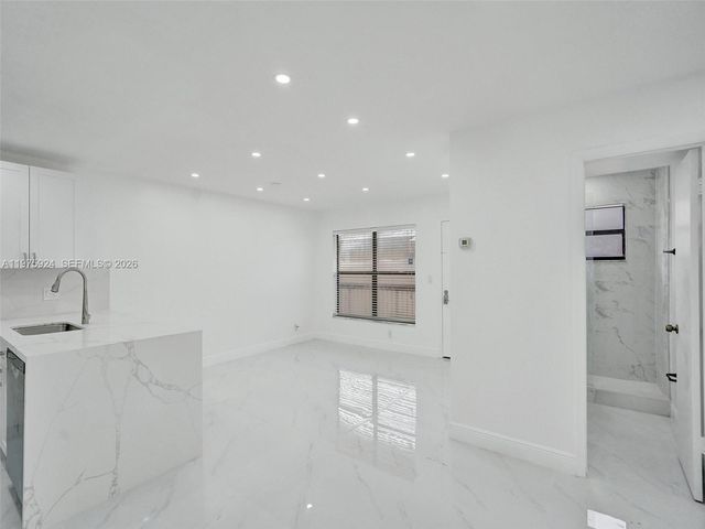 10051 Winding Lake Rd 201, Sunrise, FL 33351