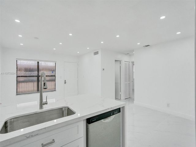 10051 Winding Lake Rd 201, Sunrise, FL 33351