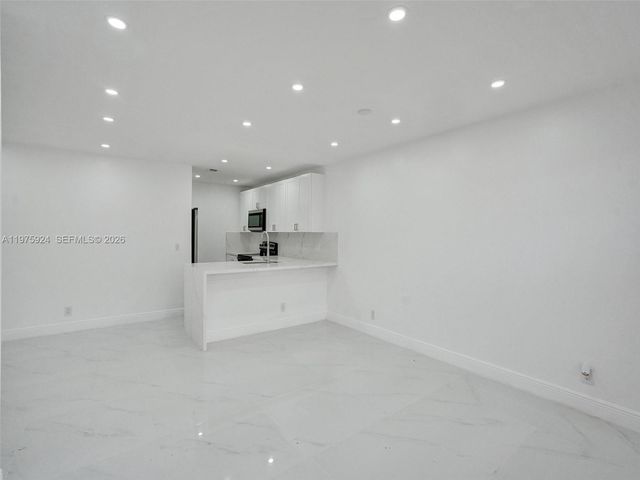 10051 Winding Lake Rd 201, Sunrise, FL 33351