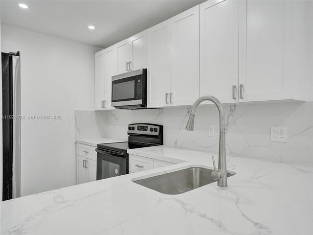 10051 Winding Lake Rd 201, Sunrise, FL 33351