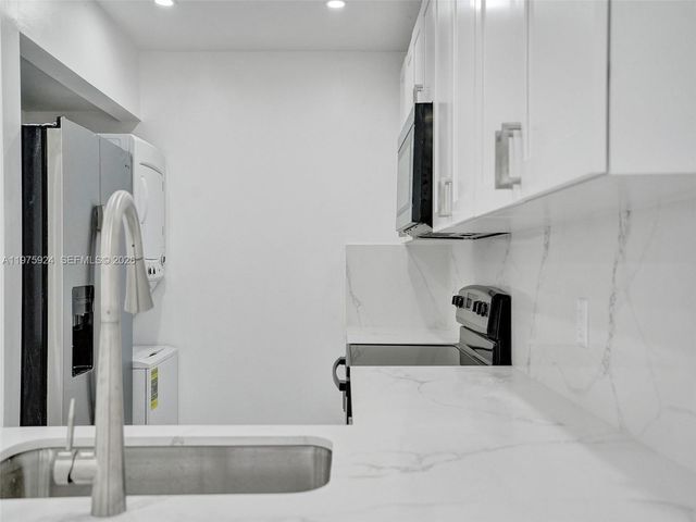 10051 Winding Lake Rd 201, Sunrise, FL 33351