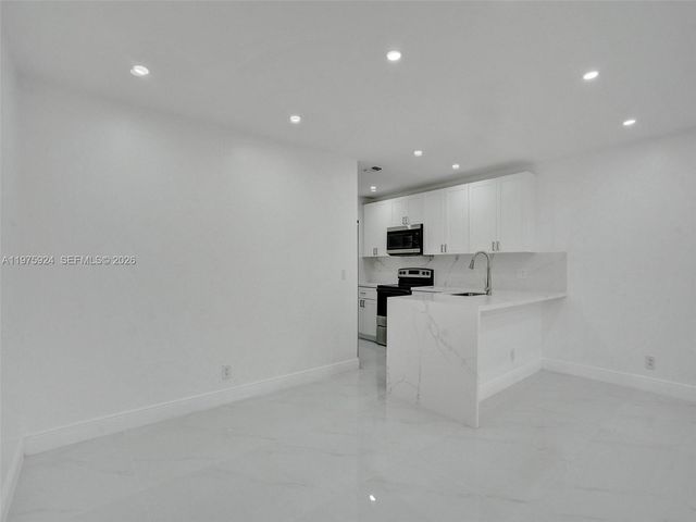 10051 Winding Lake Rd 201, Sunrise, FL 33351