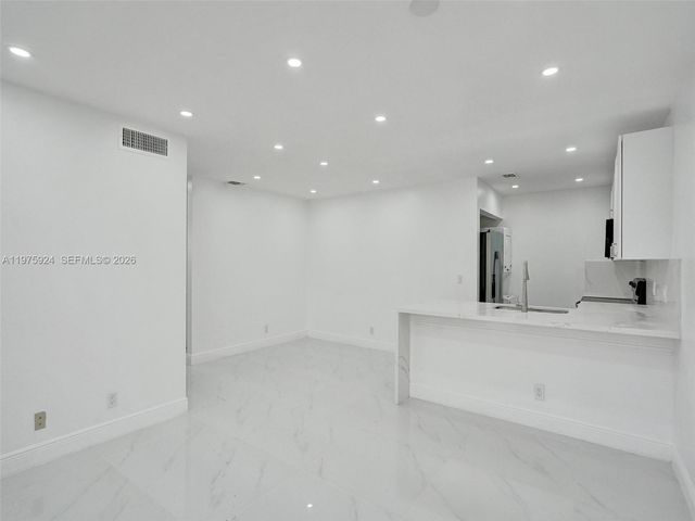 10051 Winding Lake Rd 201, Sunrise, FL 33351