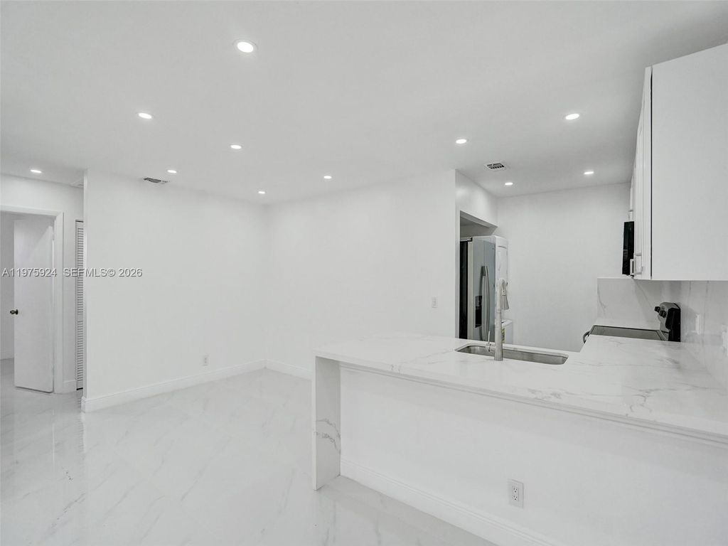 10051 Winding Lake Rd 201, Sunrise, FL 33351