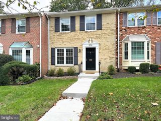 208 COMMONS DR NW, Vienna, VA 22180