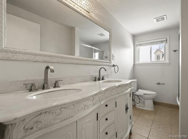 5570 Forman Drive, Bloomfield Hills, MI 48301