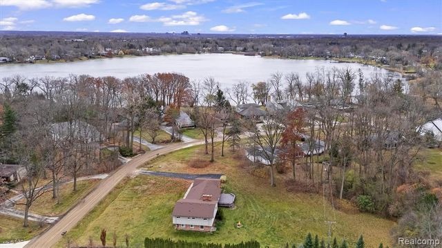 5570 Forman Drive, Bloomfield Hills, MI 48301