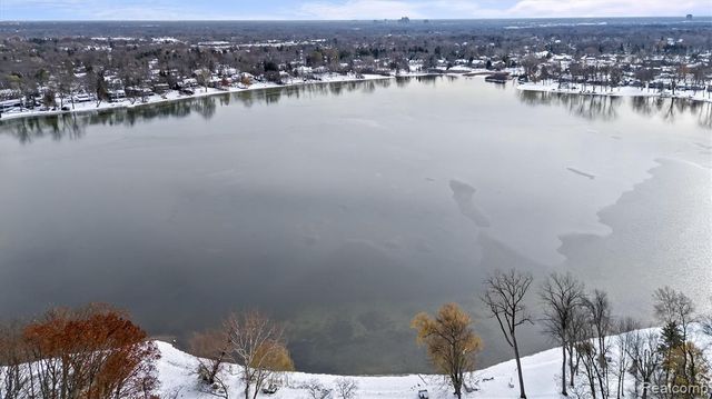 5570 Forman Drive, Bloomfield Hills, MI 48301