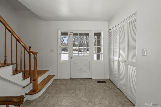 5570 Forman Drive, Bloomfield Hills, MI 48301