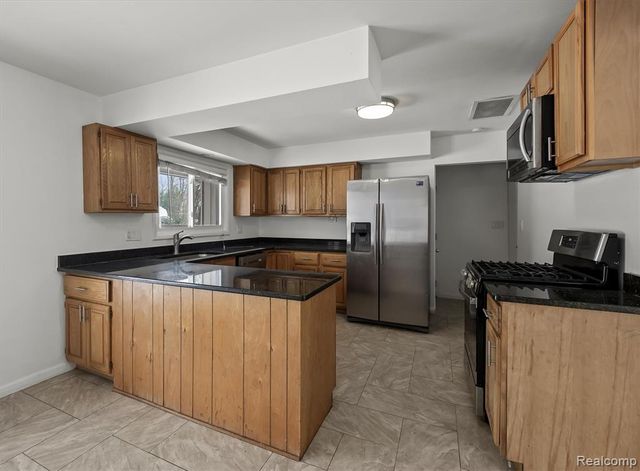 5570 Forman Drive, Bloomfield Hills, MI 48301