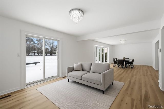 5570 Forman Drive, Bloomfield Hills, MI 48301