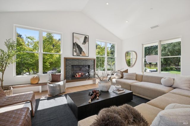 20685 5th St E, Sonoma, CA 95476