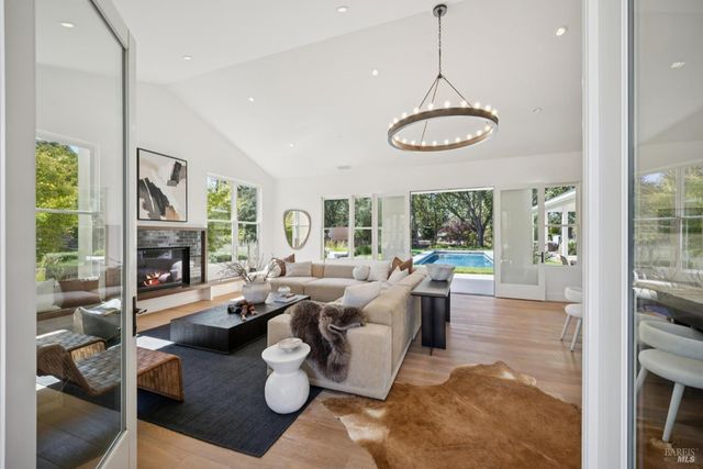 20685 5th St E, Sonoma, CA 95476