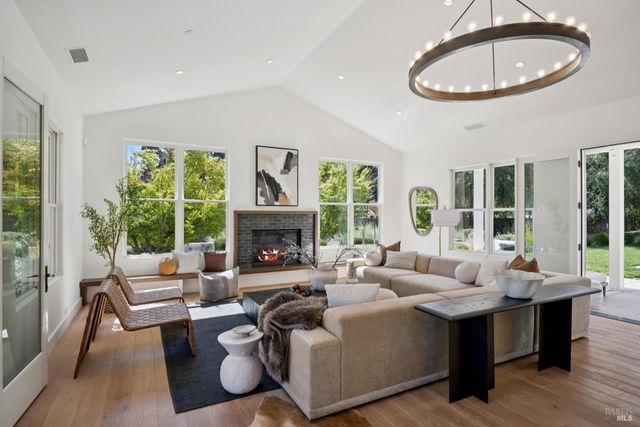 20685 5th St E, Sonoma, CA 95476