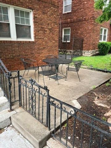 212 Emanual Cleaver Boulevard E, Kansas City, MO 64112