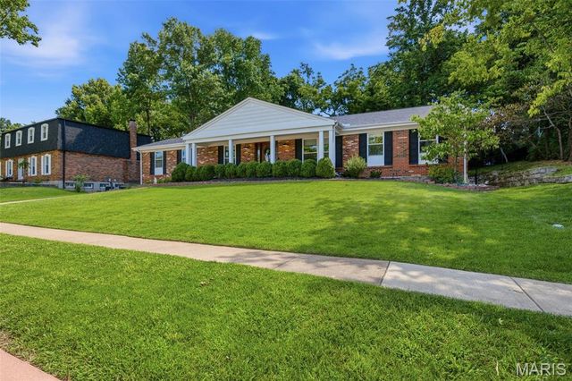 2340 Fairoyal Drive, Des Peres, MO 63131