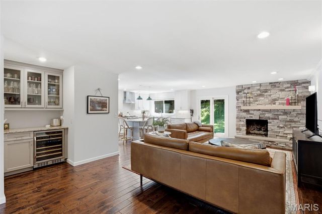 2340 Fairoyal Drive, Des Peres, MO 63131