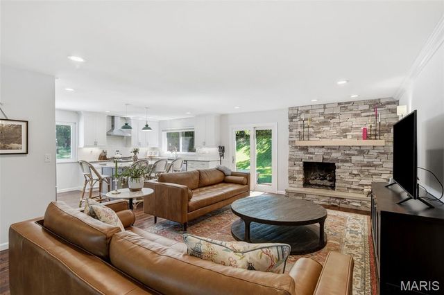 2340 Fairoyal Drive, Des Peres, MO 63131