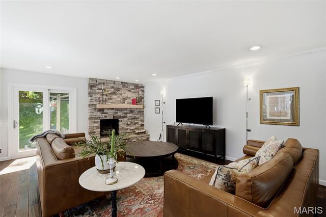 2340 Fairoyal Drive, Des Peres, MO 63131