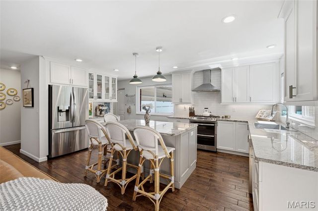 2340 Fairoyal Drive, Des Peres, MO 63131