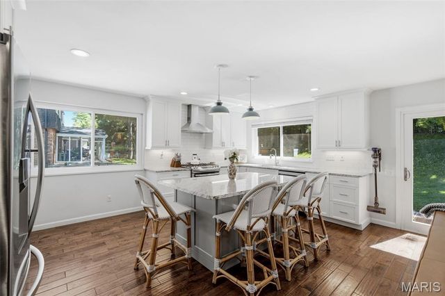 2340 Fairoyal Drive, Des Peres, MO 63131