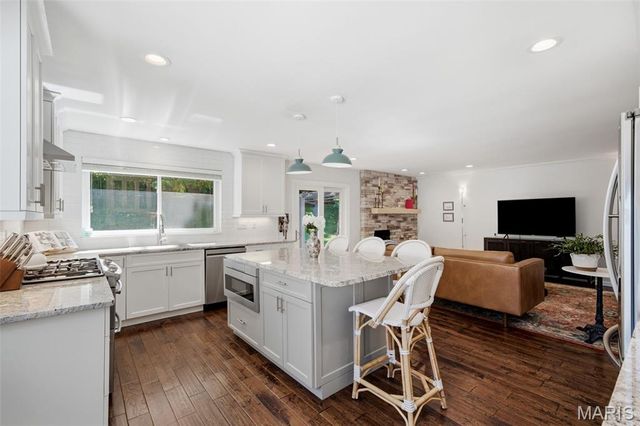 2340 Fairoyal Drive, Des Peres, MO 63131