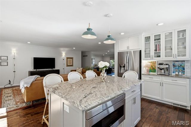 2340 Fairoyal Drive, Des Peres, MO 63131