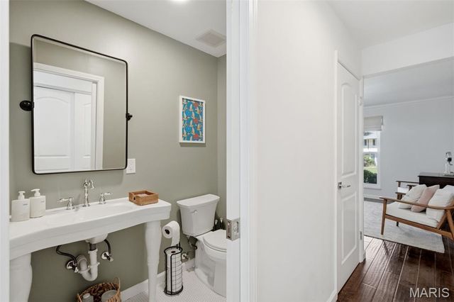 2340 Fairoyal Drive, Des Peres, MO 63131