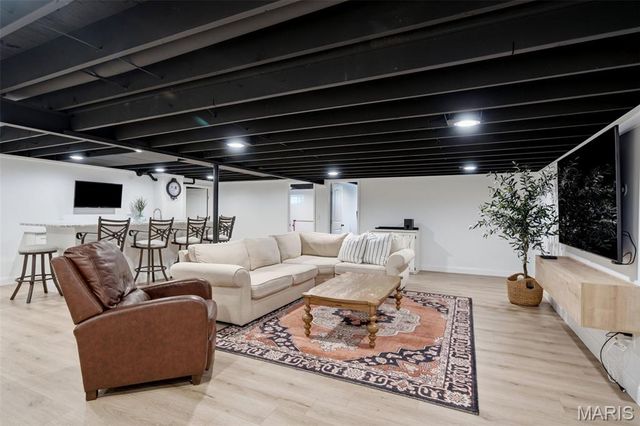 2340 Fairoyal Drive, Des Peres, MO 63131