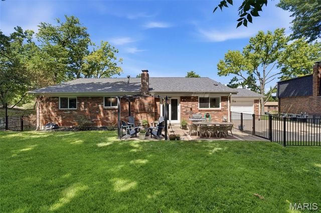2340 Fairoyal Drive, Des Peres, MO 63131