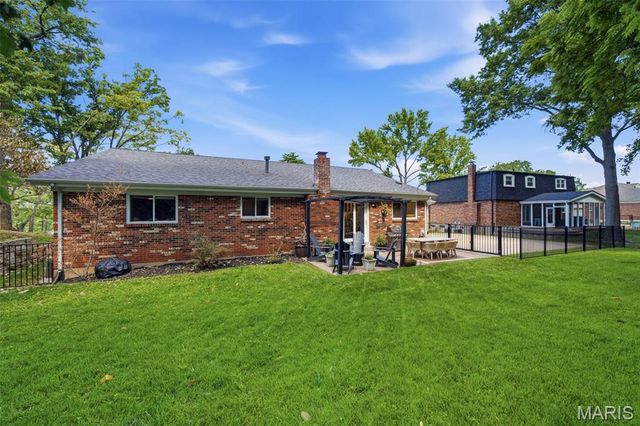 2340 Fairoyal Drive, Des Peres, MO 63131