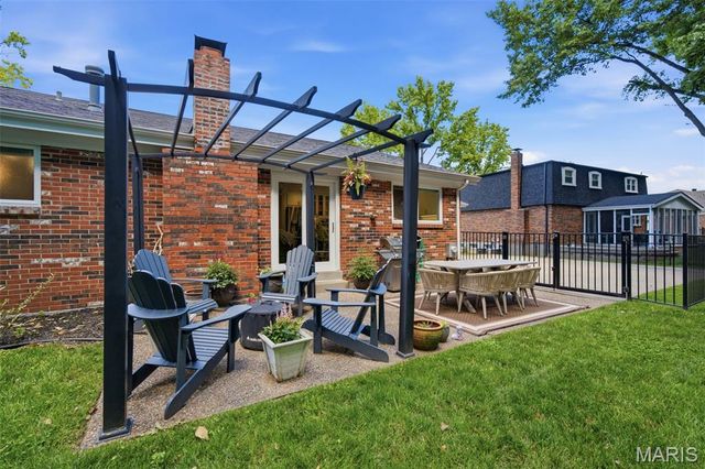 2340 Fairoyal Drive, Des Peres, MO 63131