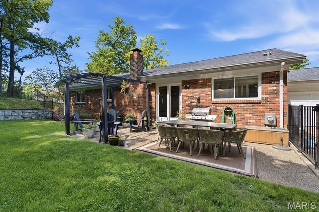 2340 Fairoyal Drive, Des Peres, MO 63131