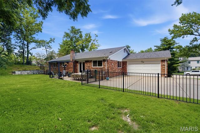 2340 Fairoyal Drive, Des Peres, MO 63131