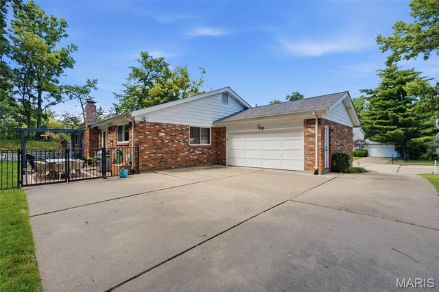 2340 Fairoyal Drive, Des Peres, MO 63131