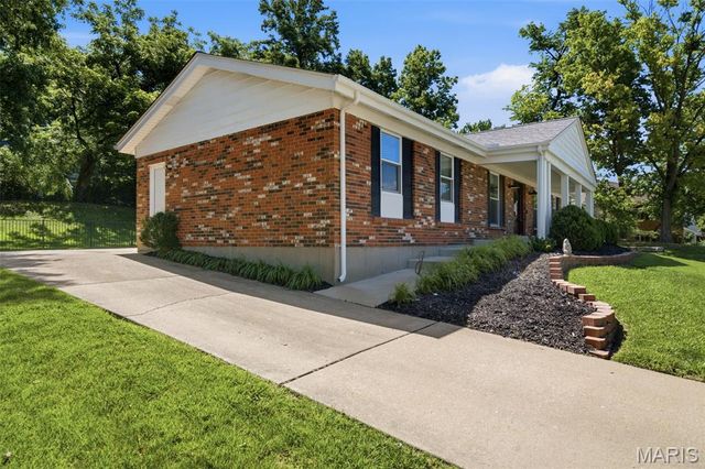 2340 Fairoyal Drive, Des Peres, MO 63131