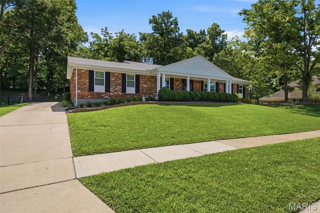 2340 Fairoyal Drive, Des Peres, MO 63131