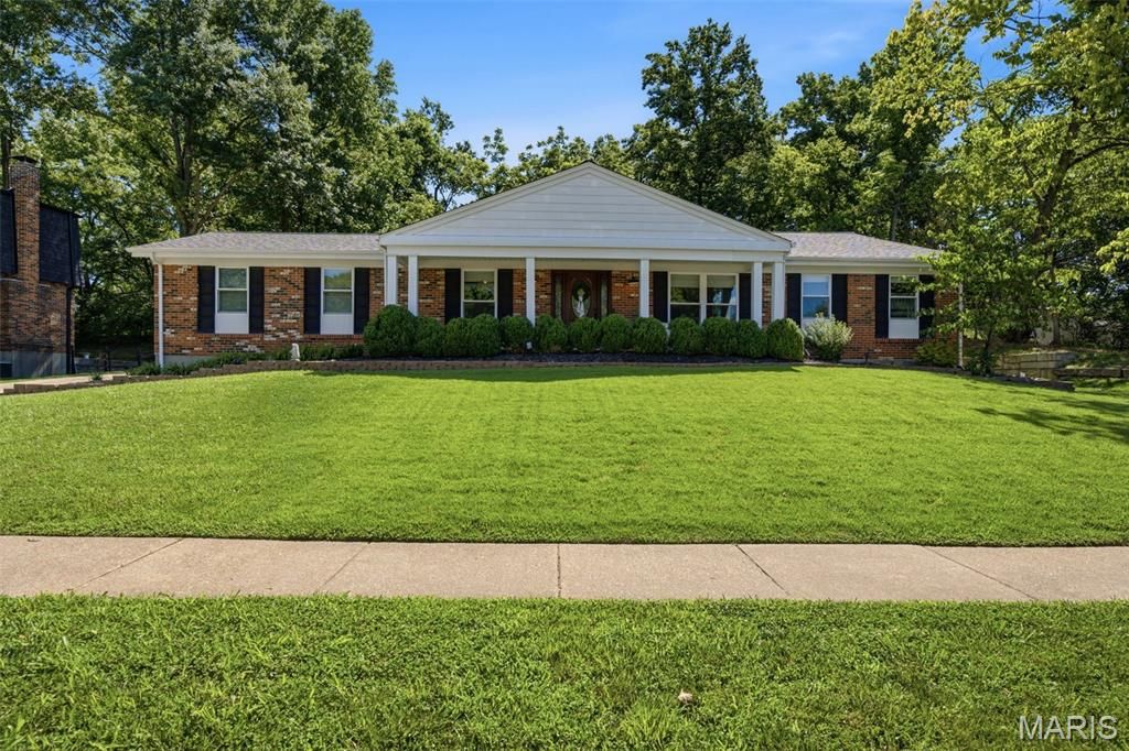 2340 Fairoyal Drive, Des Peres, MO 63131