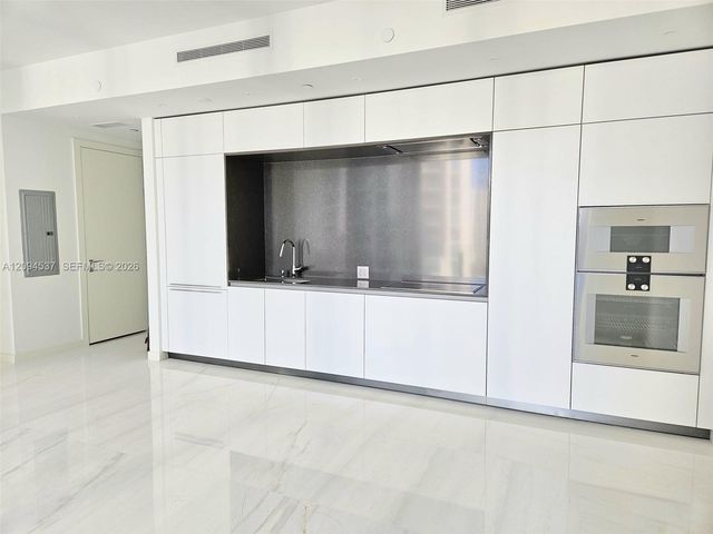 300 Biscayne Boulevard Way 2208W, Miami, FL 33131