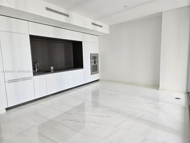 300 Biscayne Boulevard Way 2208W, Miami, FL 33131