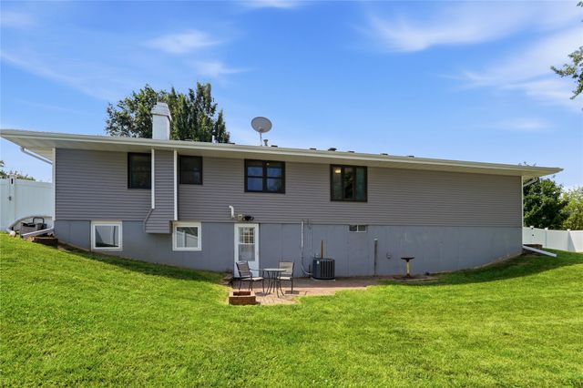1500 W Salem Avenue, Indianola, IA 50125