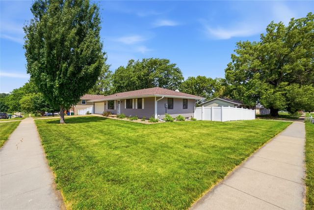 1500 W Salem Avenue, Indianola, IA 50125