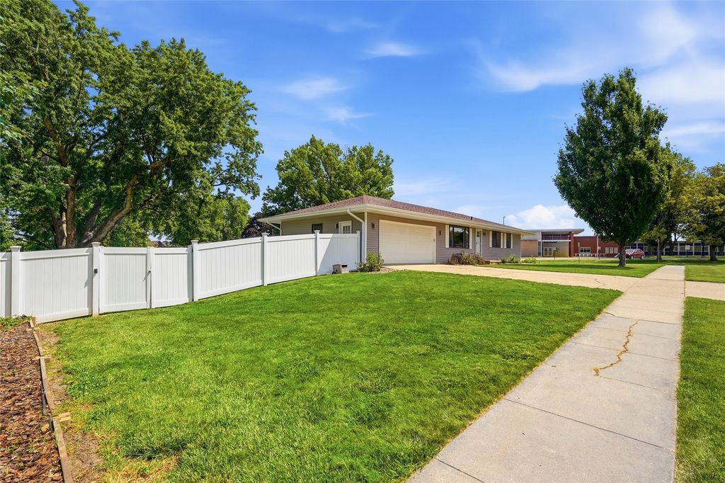 1500 W Salem Avenue, Indianola, IA 50125