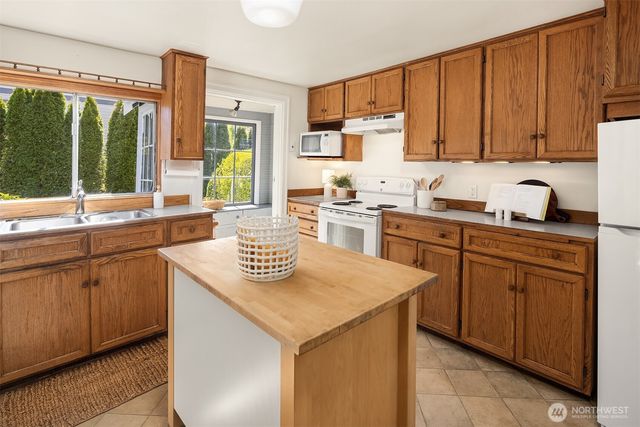 9213 25TH Avenue NE, Seattle, WA 98115