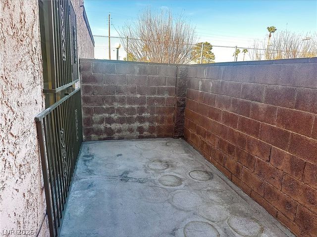 4338 Caliente Street 15, Las Vegas, NV 89119